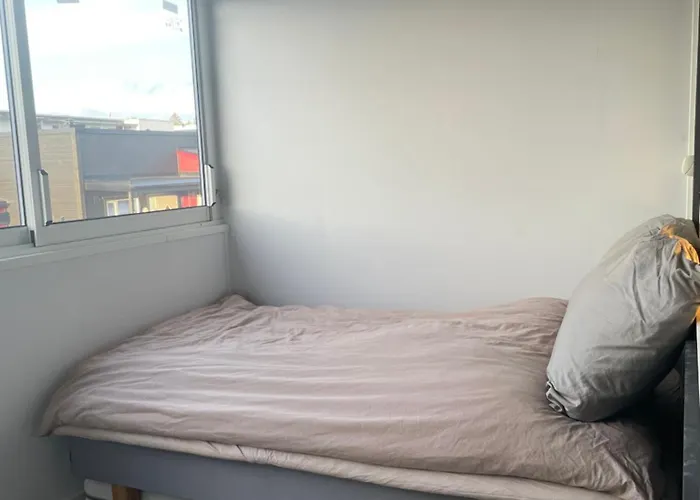 Townhouse In Quiet And Area With Free Parking