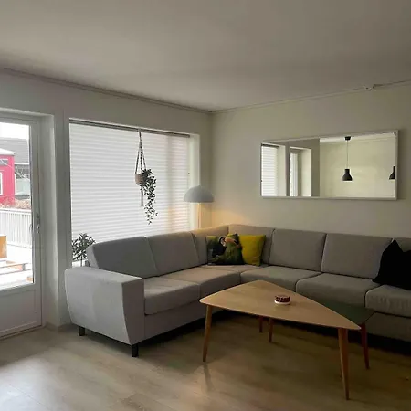 Townhouse In Quiet And Area With Free Parking *